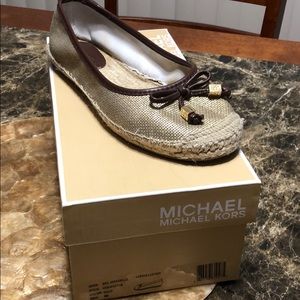 Michael Kors gold with brown trim flats